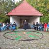 So etwas hat es beim Bruder-Klaus-Gebet noch nicht gegeben: Zwei Arien wurden gesungen, und am Ende knallten Sektkorken. Rund 50 Gläubige aus dem Bistum Würzburg kamen zur Bruder-Klaus-Kapelle in Euerfeld. Anlass war der 600. Geburtstag von Niklaus von Flüe, dem Patron der Katholischen Landvolkbewegung (KLB) und der Katholischen Landjugendbewegung (KLJB), teilt die Pressestelle des bischöflichen Ordinariats Würzburg mit. Vor der Kapelle war ein Meditationsrad (im Bild) ausgelegt, wie es Bruder Klaus gestaltet hatte. Zu dem Gedanken: „Was tut mir gut?“ meditierten die Teilnehmer bei Liedern, Gebeten und Zeiten der Stille. Eingeleitet wurde die Gebetsstunde von Teresa Scharl mit der Arie „Rejoice Greatly, O Daughter of Zion“ von Händel. Begleitet wurde sie von Thomas Kram an der Orgel. Er spielte zum Schluss „Dein Wachstum sei feste und lache vor Lust“ von Johann Sebastian Bach.