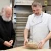 Die Autoren des Buches „Brot – himmlisch irdisch“ im Gespräch: Pater Anselm Grün (links) und der Leiter der Klosterbäckerei in Münsterschwarzach, Leo Stöckinger.