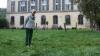 Mirjam Gräfin zu Ortenburg steht im Park hinter dem Schloss in Birkenfeld an der Stelle, an der am 22. September morgens ein mutmaßlich von einem Wolf gerissenes Schaf lag.