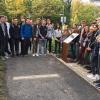 Die Karlstadter Realschüler an der vierten Stele, für die sie die Patenschaft übernommen haben. Links im Bild Christoph Birnbaum, der die Schilderung des früheren jüdischen Thüngeners Moses Tannenwald verlas.