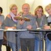 Georg Neuerer ist der Hahn im Korb beim Stück „Hauptrolle für den Kellner“ der Häckerbühne Kitzingen, umgeben von (von links) Katharina Dappert, Maja Fischels, Ulla Hartmann, Doris Häffner, Ursel Uhl und Edeltraud Schmitt.