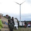 Mit Demonstrationen, wie hier bei der Eröffnung des Windparks Streu und Saale, machen die Kreisgruppe des Vereins für Landschaftspflege und Artenschutz und der Verein zum Schutz der Umwelt und des Kulturerbes in Rhön-Grabfeld auf sich aufmerksam.