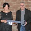 Pfarrerin Gudrun Mirlein und Architekt Manuel Haus bei der Schlüsselübergabe.