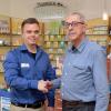 Zum 2. Oktober steht ein Besitzerwechsel in der Garitzer Marbachapotheke an: Johannes Renninger, der die Apotheke seit 1982 zuerst als Angestellter, dann ab Mitte der achtziger Jahre als Pächter führte und sie 1995 dann auch gekauft hat, übergibt sie an Apotheker Jonathan Schneider.  Der 26-Jährige hat von 2011 bis 2015 in Würzburg Pharmazie studiert und war seither als Filialleiter einer Apotheke im Landkreis beschäftigt. „Mein Ziel war jedoch immer eine eigene Apotheke hier in der Heimat“, erklärt  der gebürtige Maßbacher. Mit der Marbachapotheke, seiner ersten eigenen Apotheke, hat er das nun geschafft.  Alle sieben Angestellten werden mit übernommen und auch das Ehepaar Renninger wird in der Übergangszeit in der Apotheke noch hinter dem Tresen stehen.  Geblieben ist der tägliche Botendienst der Medikamente zu den Patienten. Neu hinzugekommen ist die Möglichkeit die Medikamentenbestellung über Whatsapp zu tätigen. Neu hinzugekommen ist auch eine Medikationsanalyse, die durchgeführt werden kann und weiterhin im Angebot sind neben rezeptpflichtigen und rezeptfreien Medikamenten Inkontinenzartikel sowie eine Milchpumpenversorgung. Im Bild links der neue Inhaber der Marbachapotheke Jonathan Schneider, rechts Johannes Renninger, der nach 35 Jahren seine Apotheke in jüngere Hände übergibt.  Foto: Peter Rauch