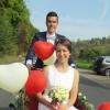 (arth)   Thomas Mayer (33) aus Reicholzheim und Magdalena Beck (30) aus Bettingen radelten am Samstag in Homburg in den Hafen der Ehe. Bunte Luftballons und Büchsengeklapper begleiteten die Brautleute in der Würzburger Straße und der Remlinger Straße in Richtung Papiermühle, wo nach dem sportlichen Ausflug auf dem Trike-ähnlichen Gefährt die Hochzeitsfeier stattfand. Den standesamtlichen Segen erhielt das radsportbegeisterte Paar von Bürgermeister Norbert Endres in der Kapelle des Gebsattel-Schlosses.