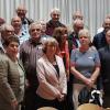 Während des Rundgangs durch die SOS-Dorfgemeinschaft Hohenroth fanden sich die ehemaligen Mittelschüler aus den Jahren 1954 bis 1957 zum Gruppenbild im Festsaal zusammen.