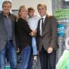 Folker Quack, Birgit Hardt und Dario vom Verein „Hand in Hand gegen Tay-Sachs und Sandhoff in Deutschland“ danken Barmer-Regionalgeschäftsführer Dietmar Werner (rechts) für die Projektförderung einer medizinischen Konferenz für betroffene Familien und Patienten aus ganz Deutschland, zu der der Verein nach Würzburg eingeladen hat.