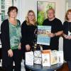 Lesezeichen mit den Terminen der Vorlesesaison halten sie in den Händen sowie das Plakat, mit dem die Kulturagentur zum Besuch von „Mellrichstadt liest“ wirbt. Im Bild von links Carolin Fritz-Reich, Gabi Dinglinger, Lena Hegel, David Henkes, Astrid Hagen-Wehrhahn und Christine Weiß.