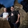 Den Bezug auf Bad Kissingen haben die Würzburger Dialektübersetzer Gunther Schunk und Kai Fraass (im Bild) in ihrem frisch in die fränkische Mundart übersetzten Band Asterix un die Schlachtbladdn nicht vergessen. Gallierhäuptling Majestix muss zwar zur Kur, nach Thermae Kissalis kommt er dazu aber nicht.