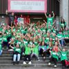 (of) Ein Erlebnis der besonderen Art wurde den Klassen 7b und 7c des Rhön-Gymnasiums zuteil, als die 55 Schüler den „Tigerenten Club“ des Fernsehsenders KIKA in Göppingen besuchten. Unter dem Thema „Das Leben der Ritter“ nahmen sie an der Aufzeichnung einer Folge des Formats teil und traten gegen eine Klasse aus der Nähe von Darmstadt an. Wer nach einer Reihe von Denk- und Geschicklichkeitsspielen die Nase vorn hatte und ob der mit angetretene Lehrer, Frank Gleichmann, am Ende ein Schaumbad nehmen musste, wie es im Falle einer Niederlage üblich ist, muss bis zur Ausstrahlung der Folge offen bleiben. Gesendet wird der rasante Wettstreit am Sonntag, 15. Oktober, um 7.10 Uhr in der ARD und am 21. Oktober um 10.45 Uhr im KIKA. Das Bild zeigt die Schüler zusammen mit (hintere Reihe von links): Lehrer Frank Gleichmann, Moderatorin Muschda Sherzada und Lehrer Oliver Fuchs.