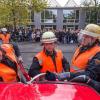 Mit einem Rettungsspreizer schneiden die Feuerwehrmänner die Tür vom Auto. Erst dann kann die „Verletzte“ aus dem Fahrzeug gerettet werden.  Foto: Patty Varasano