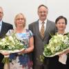(kab)   Die Stadt- und Wohnbau GmbH Schweinfurt hat zwei verdiente Mitarbeiter verabschiedet: Klaus Firmbach und Rüdiger Rudolph. Gemeinsam blicken sie auf 77 Dienstjahre zurück. Firmbach war zuständig für Unternehmensplanung, Controlling, Risikomanagement und Compliance-Management. Er blickt auf 42 Dienstjahre zurück. 1977 trat er in die Wiederaufbau-GmbH ein, der Rechtsvorgängerin der Stadt- und Wohnbau GmbH Schweinfurt. 35 Dienstjahre hat Rüdiger Rudolph vorzuweisen. Er begann 1983 bei der WAG, übernahm 1993 die Bereichsleitung der Technik, die er bis zum Tag der Verabschiedung leitete. Stefan Funk, stellvertretender Aufsichtsratsvorsitzender, würdigte das Engagement der beiden. Firmbach habe bei der Verschmelzung von WAG/GWS zur SWG entscheidend mitgewirkt, habe Modernisierungen am Bergl, in der Altstadt und im Gründerzeitviertel durchgeführt, aber auch wichtige Neubauvorhaben wie den Gesundheitspark abgeschlossen. Wie Alexander Förster, SWG-Geschäftsführer meinte, hinterlassen beide eine Lücke. Im Bild (von links) Alexander Förster, Klaus Firmbach, Erika Firmbach, Rüdiger Rudolph, Angelika Rudolph und Stefan Funk.