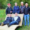 Spendeten Bänke und Kunst für den Skulpturenpark Dettelbach (hinten von links): Roger Bischof, Christine Konrad, Eckhard Wienhold, Ferdinand Höfer, (auf der Bank) Norbert Zängler und Peter Dill. Barbara Dill