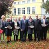 Regierungspräsident Erwin Dotzel und die Preisträger der unterfränkischen Kulturstiftung zum Erhalt historischer Bausubstanz, bei der Preisverleihung am Dienstag im Garten des Uettinger Sommerschlosses.