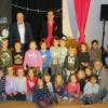 Rund 30 Kinder im Haus des Kindes in Holzkirchen ließen sich vom Stück „Zappalott und die Mülltonne“ bezaubern und lernten dabei viel über Mülltrennung und Müllvermeidung. Hintere Reihe: (von links) Klaus Beck (1. Bürgermeister Holzkirchen), Alexander Schraml (Vorstand des Kommunalunternehmens des Landkreises Würzburg) und Christian Perleth alias Zauberer Zappalott.