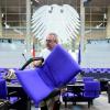 Eine Woche vor der konstituierenden Sitzung des neuen Bundestages am 24. Oktober sind die Umbauten im Plenarsaal in vollem Gange. Zumindest für die erste Sitzung des Parlaments wurde die Sitzordnung festgelegt. So muss die FDP trotz aller Proteste neben der AfD sitzen.