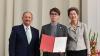 Linus Hackenberg (Mitte) mit Reinhold Bocklet (links) und Elfriede Ohrnberger. bei der Preisverleihung in München.
