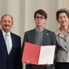 Linus Hackenberg (Mitte) mit Reinhold Bocklet (links) und Elfriede Ohrnberger. bei der Preisverleihung in München.