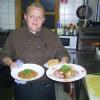 Herr Kendel vom Restaurant Korkenzieher präsentiert die Gerichte zur Fairen Woche.