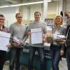 (spf)   Gleich drei Jubilare auf einen Streich hat die Firma Kröner Objekt GmbH ausgezeichnet. Volker Drechsel, Mathias Pohl und Thorsten Schmidt sind seit 25 Jahren in der Schreinerei im Gewerbegebiet Hafen beschäftigt. Allesamt arbeiten als Schreiner, zwei von ihnen, Schmidt und Pohl, haben sogar schon ihre Ausbildung in dem Betrieb absolviert. Volker Drechsel ist zusätzlich als Technischer Leiter im Einsatz. Inhaber Norbert Müller, der 2001 als damaliger Mitarbeiter die Manufaktur übernahm, bedankte sich im Rahmen einer Betriebsfeier bei allen für ihren langjährigen Einsatz im Unternehmen und lobte ihre besonderen Leistungen. Ohnehin kann er auf eine treue Belegschaft zählen: Die zehn Mitarbeiter sind mindestens schon zehn Jahre bei Kröner tätig. Auch haben nahezu alle ihren Beruf dort erlernt. „Ich bin stolz, Chef dieser Truppe zu sein“, sagte er am Rande der Veranstaltung. Kröner Objekt bietet komplette Einrichtungskonzepte für den privaten Innenausbau und im gewerblichen Objektbereich. Daneben führt das Ehepaar Müller das Einrichtungsgeschäft „Wohnkultur Müller“ in der Schweinfurter Schultesstraße. Im Bild von links: Volker Drechsel, Mathias Pohl und Thorsten Schmidt sowie Heike und Norbert Müller.
