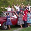 (rv)   Lebenslust, Petticoat, Isetta, Nierentisch, Pfennigabsätze, Schmalztolle und Kofferradio – dafür standen die 50er- und 60er-Jahre. Das beschwingte Lebensgefühl dieser beiden Jahrzehnte bringt conTakte – der junge Chor aus Grettstadt – am Samstag, 28. Oktober, um 19.30 Uhr auf die Bühne und nimmt die Zuhörer mit auf eine musikalische Zeitreise. Von fetzigen Klassikern und Schlagerperlen bis zu Schmacht-Balladen – conTakte und die Gastchöre aus Schonungen, Stammheim sowie Bergrheinfeld holen all diese Songs und Melodien von damals zurück mit ihrem Tribut an die fantastische Zeit des Rock'n' Roll. Als Hingucker wird zwischendurch die Mode dieser Zeit professionell präsentiert, Tänzerinnen zeigen Showeinlagen, Holger Kresse als Elvis-Imitator und die Band Forever rocken, was das Zeug hält, und dürften das Publikum sicherlich nicht still auf den Plätzen sitzen lassen, versprechen die Veranstalter in ihrer Ankündigung. Auch in kulinarischer Hinsicht dürfen sich die Gäste auf Überraschungen freuen. Wer mitkommen will auf eine bewegende, spannende und abwechslungsreiche Zeitreise und sich anstecken lassen will von der hinreißenden Musik und dem Lebensgefühl diese Zeit, ist an diesem Konzertabend in der Halle des TSV Grettstadt genau richtig, versprechen die Sänger. Ab sofort gibt es Karten im Vorverkauf für10 Euro im Grettschter Lädla in der Hauptstr. 4, ? (0 97 29) 90 97 33, oder via E-Mail über birgit.steger1@web.de
