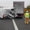 (gh)   Glück im Unglück hatte am Freitag der Fahrer eines Transporters auf der A 70, als sein Fahrzeug mit einem Lkw kollidierte. Während sein Wagen fast völlig demoliert wurde, erlitt der Fahrer selbst nur leichte Verletzungen. Der Lkw-Fahrer blieb unverletzt. Um die Mittagszeit kam es zwischen den Anschlussstellen Haßfurt und Schonungen aus bislang unbekannter Ursache zu dem Auffahrunfall zwischen dem Transporter und dem Lkw, berichtet die Feuerwehr Haßfurt. Hierzu wurden um 11.27 Uhr die Feuerwehr Haßfurt und ein Rettungswagen des BRK alarmiert. Zu diesem Zeitpunkt hatte sich der Fahrer des Transporters bereits leicht verletzt aus seinem Fahrzeug befreien können. Ein zufällig an der Einsatzstelle vorbeifahrender Notarzt übernahm die Erstversorgung des Verletzten. Ebenfalls zufällig in der Nähe war ein Fahrzeug der Autobahnmeisterei, das sofort die Einsatzstelle absicherte und die rechte Fahrspur sperrte. Der Rettungswagen übernahm den Verletzten und transportierte ihn in ein Krankenhaus. Die FFW stellte den Brandschutz sicher und klemmte vorsorglich die Batterie des beschädigten Transporters ab. Weiterhin wurden auslaufende Betriebsstoffe aufgefangen, um eine Umweltverschmutzung zu verhindern. Zum Abtransport der Unfallfahrzeuge wurde ein Bergeunternehmen verständigt. Im Einsatz waren drei FFW-Fahrzeuge aus Haßfurt mit knapp 20 Einsatzkräften, ein BRK-Rettungswagen, eine Streife der Autobahnpolizei und die Autobahnmeisterei.