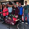 Das neue Leih-Lastenrad „Max“ und seine vielen Paten vor dem Flyeralarm Sports store in der Theaterstraße: (von links nach rechts): Britta Balling (Flyeralarm), Gabriele Pisanu (Lokale Agenda 21), Eva-Maria Englert (VCD) Bas Bergervoet (Initiative Freies Lastenrad), der städtische Rad-Beauftragte Adrien Cochet-Weinandt, Dominik Höfling (Transition Würzburg), Fahrradkurier Sven Sittler, Lars Fehrentz (Freirad Würzburg) und der städtische Umweltbeauftragte Claudius Stahnke.