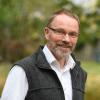 Hans Vornewald ist SOS Kinderdorfvater in Hohenroth. In Würzburg, hier im Garten des Juliusspitals, sprach er über sein Leben mit seiner Großfamilie und die Arbeit mit behinderten Erwachsenen. Der SOS Kinderdorfverein hatte in die Zehntscheune des Juliusspitals geladen.