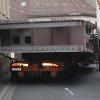 Im Karlstadter Ortsteil Mühlbach (Lkr. Main-Spessart) steckte der Schwertransport mit Stahlteilen der neuen Gemündener Mainbrücke erst einmal fest.