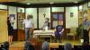 (kör)   Die Theatergruppe Pfarrweisach hat am Samstag zum ersten Mal das Stück „Ein Hof voller Narren“ aufgeführt. Das Publikum war begeistert von der gelungenen Premiere. Weitere Vorstellungen finden am kommenden Wochenende statt. Der Vorhang hebt sich noch drei Mal: am Freitag, am Samstag (jeweils um 19.30 Uhr), und am Sonntag, (bereits um 17 Uhr). Eintrittskarten gibt es an der Abendkasse oder unter ? (0 95 35) 730. Zum Inhalt: Auf dem Hof der Familie Dippelmann streiten die Geschwister Jonathan und Esther sich wie eh und je um den Hof. Doch sie haben die Rechnung ohne ihre Mutter Ruth gemacht. Diese setzt, genervt von dem ewigen Gezanke, den verdutzten Kindern ein Ultimatum: Der, der als Erstes verheiratet ist, erbt den Hof. Unvorhergesehene „Schwulitäten“ und eine Scheinehe stellen den beschaulichen Alltag des Bauernhofes ganz schön auf den Kopf. Unter der Regie von Barbara Mildenberger, die selbst auch eine kleine Rolle übernommen hat, wirken in diesem Jahr mit: Petra Markert-Autsch, Wilfried Autsch, Thorsten Hufnagel, Christian Kempf, Carolin und Julia Dinkel, Felix Kuhn, Maximilian Beringer und Annalena Rügheimer als Souffleuse. Der Erlös: Seit über 30 Jahren spendet die Theatergruppe Pfarrweisach den Reinerlös der Aufführungen für gute Zwecke. Unterstützt werden einerseits regionale Projekte wie der Familienfonds Haßberge, die Caritas Jugendwohngruppe Hirschaid für unbegleitete, minderjährige Flüchtlinge und der Kindergarten Pfarrweisach. Aber auch internationale Projekte wie ein Straßenkinderprojekt in Nairobi/Kenia werden gefördert. Die Bewirtung kommt der Pfarrei zugute – dafür muss die Theatergruppe keine Miete zahlen. Außerdem hat sich das Team in der Vergangenheit mehrfach mit Spenden an der Finanzierung des Pfarrsaals beteiligt.