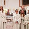(ret)   Pfarrer Dieter Hammer nahm in der Vorabendmesse in Röttbach Laura Behl und Theresa Michel in das bestehende Ministranten Team auf. Am Ende des Gottesdienstes wurden Sandra Beck, Loreen Väthjunker und Jannis Werbach aus dem aktiven Ministrantendienst verabschiedet. Pfarrer Hammer dankte Ihnen für den langjährigen Altardienst und überreichte Dankesurkunden. Pfarrgemeinderatsvorsitzender Walter Vogel bedankte sich im Namen der Kirchengemeinde Sankt Antonius und überreichte den Dreien ein Geschenk. Von links: Pfarrer Dieter Hammer, Jana Behl, Annalena Fischer, Kilian Beck, Klara Beck, Laura Behl, Theresa Michel, zweite Reihe Jannis Werbach, Sandra Beck.