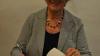 Brigitte Hutt signiert ihren ersten Roman „Tod eines Autors – kein Kriminalroman“ Zuhörer bei der Autorenlesung in der Burgbuchhandlung Rothenfels 2.