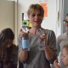 Der gesunde Mensch scheidet über die Nieren jeden Tag mindestens 1,5 Liter Wasser aus. Ernährungsberaterin Verena Klopf veranschaulicht die Menge mit Wasserflaschen.