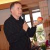 Klaus Körber von der LWG in Veitshöchheim hielt einen Vortrag beim Erntedankfest des Höchberger Obst- und Gartenbauvereins zum Thema Äpfel.