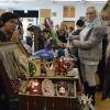 (new) Wie ein Magnet wirkte der Koffermarkt, den die Kulturwerkstatt wieder im Bildhäuser Hof in Bad Neustadt veranstaltete. Insgesamt 64 Händler, überwiegend Hobby-Künstler (20 mehr als beim letzten Mal), hatten zwischen Kassel und Würzburg ihre Verkaufsschätze in einen nostalgischen Koffer gepackt und präsentierten Masken, Kerzen, Teddys, Karten, Gestricktes und viele andere originelle Kleinigkeiten einer Käuferschar, die sich im Saal und im ersten Stock dicht an dicht drängte. Die richtige Spur über die Treppen wiesen hübsche weiße Salzteig-Schnecken auf dunklem Laub-Untergrund.