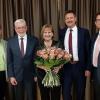 Die beiden Geschäftsführer der Firma BM Massivholz in Nordheim, Winnfried Winnefeld (Zweiter von links) und Peter Herbert (Zweiter von rechts) nahmen die Glückwünsche des stellvertretenden Landrats Peter Suckfüll (rechts) und von Bürgermeister Thomas Fischer (links) zum 40. Betriebsjubiläum entgegen. Petra Winnefeld erhielt 40 Rosen.