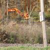 Baumfällarbeiten an der Bahnstrecke bei Sackenbach mit einem Bagger.