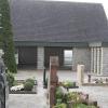 Dei Aussegnungshalle im Dettelbacher Friedhof könnte nach hinten vergrößert werden, um im bestehenden Gebäude Wetterschutz für Trauergemeinden zu schaffen.