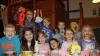 (ela)   Alex, Bastian, Raphael, Ricarda (hinten), Leon, Alexandrina, Celina, Melisa, Klaudia und Jessica (vorne) aus dem Kitzinger Kindergarten Alemannenstraße freuen sich über ihre Martins-Laternen, die sie nach ihren Wünschen bastelten. „Hier darf jedes Kind eine Martinslaterne nach seinen eigenen Wünschen basteln“, teilt der Kindergarten mit, der damit eine Vorgabe aus dem Bayerischen Bildungs- und Erziehungsplan umsetzte: Die Beteiligung der Kinder am pädagogischen Alltag. „Die Teilhabe unserer Kinder ist für uns ein wichtiges Ziel unserer Arbeit“, so Leiterin Heike Pfister. Die Kleinen dürften deshalb oft mitbestimmen.