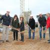 Zum Spatenstich an der Grundschule Eibelstadt kamen viele der Beteiligten zusammen: (von links) Bauleiter Stephan Gurguta (BSS Architekten), Eibelstadts Bürgermeister Markus Schenk, Grundschulrektorin Christina Held, Konrektorin Ira Wolz, Manfred Preuß (technische Bauverwaltung), Christoph Blank (Bauunternehmen Blank), Stadtratsmitglied Christoph Trautner und Hausmeister Holger Schenk.