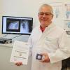 Der Karlstadter Chirurg Dr. Michael Schneider freut sich über die Auszeichnung mit der Henry-Dunant-Medaille des Deutschen Roten Kreuzes.