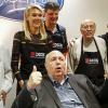 Würzburg sucht den Superkoch: Reiner Calmund (Mitte unten) und die Sternköche Bernhard Reiser (links) und Benedikt Faust (rechts) kürten den Superkoch. Es traten an (Reihe hinten, von links ): Klaudia Becker, René Schade und Friedrich Tasch. Sieger wurde René Schade.
