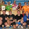 Volleyball-Gruppenbild mit dem Turniersieger „Die Löwen“ (im Vordergrund vor dem Kasten), dem Endspielteilnehmer „Holzwürmer“ (neben und hinter dem Kasten) sowie Volleyball-Abteilungsleiter Jürgen Pelz (hinten, Mitte).
