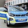 Polizeiobermeisterin Hanna Rösler (Polizeiinspektion Würzburg-Stadt) und Polizeikommissar Martin Kuhn (Pressestelle des Polizeipräsidiums Unterfranken) mit dem neuen Streifenwagen BMW i3.