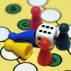 Würfel, Spielfeld, Spielfiguren – das klassische Brettspiel hat in Familien noch nicht ausgedient.