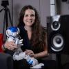 Isabelle Menne vom Institut Mensch-Computer-Medien im Labor am Hubland – mit Nao, dem Roboter.