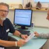 Dr. Sven Stabenow informiert den Patienten Viktor Ens aus Würzburg über Antibiotika.