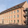 Die Schillerschule sollte in der Primastufe die erste offene Ganztagsschule in Schweinfurt werden. Los gehen sollte es dort bereits zum nächsten Schuljahr 2018/2019. So hatte es der Stadtrat im Mai 2016 beschlossen. Aus diesem Zeitplan wird jetzt aber nichts. Den Grund nannte Schulreferent Jürgen Montag bei den am Mittwoch beendeten Etatberatungen: Die benachbarten Kardinal-Döpfner- und Franziskusschule beabsichtigen, Gebäude zu sanieren beziehungsweise neue zu errichten. Wegen der gemeinsamen Strom-, Fernwärme-, Wasser- und Abwasserleitungen sei während der Bauzeit in den beiden Förderschulen „die Aufrechterhaltung des Schulbetriebs in der Schillerschule in Frage gestellt“.  Deshalb hat das städtische Schulreferat nun vorgeschlagen, die zum Schuljahr 2019/2020 geplante nächste offene Ganztagsschule an der Pestalozzi-Förder- und Pfeiffer-Grundschule in der „Reihenfolge zu tauschen“. Aber auch dieser Zeitplan ist nicht zu halten, musste Montag einräumen. Denn: In den Oberndorfer Schulen müssen die zusätzlichen Räume erst noch geschaffen werden und das dauert. Im Haupt- und Finanzausschuss des Stadtrates sorgte das für einigen Unmut. Diese Nachricht habe in der Schillerschule und bei der CSU-Fraktion „für tiefes Durchatmen gesorgt“, berichtete ein wenig amüsierter Klaus Rehberger (CSU). Das auch, weil damit die Plansicherheit „über den Haufen geworfen wird“. Die Reihenfolge tauschen heiße außerdem, dass die Schillerschule nach dem neuesten Zeitplan erst frühestens  im Schuljahr 2021/2022 Ganztagsschule würde. Die jetzigen Schillerschüler „werden das also nicht mehr erleben“, stellte Rehberger bedauernd fest.  Auch Herbert Wiener (SPD) störte sich am Begriff „umdrehen“, weil das bedeutet, „es geht zu Lasten des anderen“. Er sah sich zu dieser Bemerkung veranlasst, weil die SPD-Fraktion 40 000 Euro für den Haushalt 2018 gefordert hatte, um den Aus- und Umbau des Pfeiffer-Dachgeschosses planen zu können. Dort soll der Ganztagsunterricht stattfinden. Geld war dafür aber noch keines vorhanden. Jürgen Montag reagierte, erklärte nun entgegen der ersten Aussage und Vorlage, dass „Zielrichtung ist, die Ganztagsangebote so schnell wie möglich zu schaffen“. Das hieß: parallel agieren, von „Reihenfolge tauschen“ war jedenfalls keine Rede mehr. Montag versprach, die neuen Zeitfenster „in drei bis vier Monaten zu nennen“.  Fest steht dennoch: Vor dem Schuljahr 2020/2021 geht es weder in der Schiller- noch in den Oberndorfer Schulen los mit den Ganztagsangeboten. Dem entspricht auch der aktuelle Beschluss, der den bisher gültigen Beschluss vom Mai 2016 ersetzt. Der lautet: 1. An der Pfeiffer- und Pestalozzi-Schule werden offene Ganztagsklassen zum Schuljahr 2020/2021 eingerichtet. 2. Die Stadt- und Wohnbau plant die Herstellung der Ganztagsräume in Oberndorf. 3. Dafür werden 50 000 Euro zur Verfügung gestellt, also 10 000 mehr als die SPD gefordert hatte. 4. Die nötigen Umbauten in der Schillerschule (im Dachgeschoss) werden zurückgestellt. Wie lange, das will Montag den Stadträten im Schulausschuss oder Stadtrat wie erwähnt in einem Vierteljahr mitteilen.