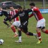 Weg da: Der Geesdorfer Mohamed Remaithi (schwarzes Trikot) setzt sich gegen die Dampfacher Paul Tudo (links) und Bilal Yücetag durch.