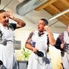 Die drei Pantoffelhelden singen zum Kaffeekannen-Deckelgeklapper ihr Kampflied, das im grotesken Gegensatz zu ihrer Unterwürfigkeit gegenüber ihren Frauen steht: (von links) Rolf Heinrich als Friedrich Beisel, Uwe Simon als Peter Faber und Gerhard Keller als Willi Hubbele.